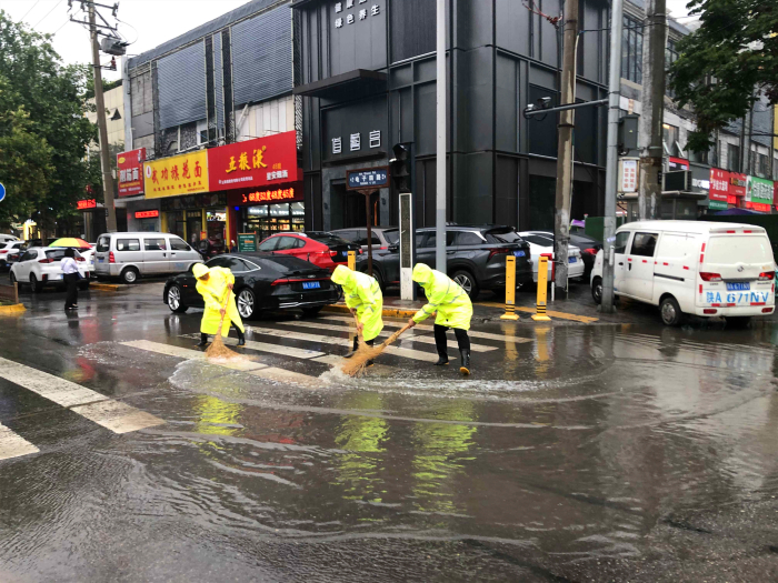 西安小寨项目团支部组织开展汛期交通疏导=====.jpg